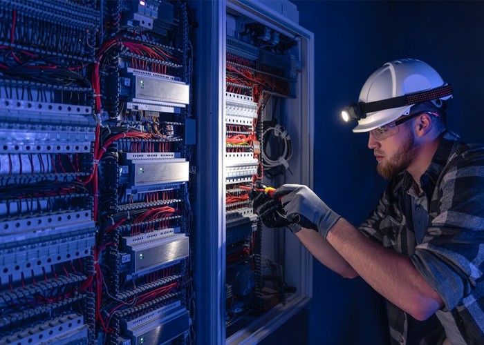 Selling Your Electrical Contracting Business in Orlando? Here’s How to Maximize Value!